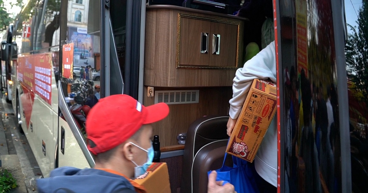 Người lao động tại TPHCM về quê đón Tết trên "chuyến xe 0 đồng"