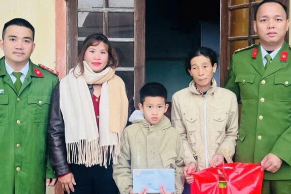 Người Phụ Nữ Đánh Rơi 1,5 Triệu Đồng Khi Đi Chợ Tết Được Cộng Đồng Hỗ Trợ Hơn 100 Triệu Đồng Người phụ nữ rơi 1,5 triệu khi đi chợ Tết được lì xì hơn 100 triệu đồng