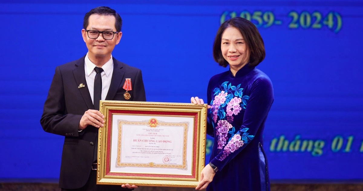Nhà hát Kịch Hà Nội đón nhận Huân chương Lao động hạng Nhì