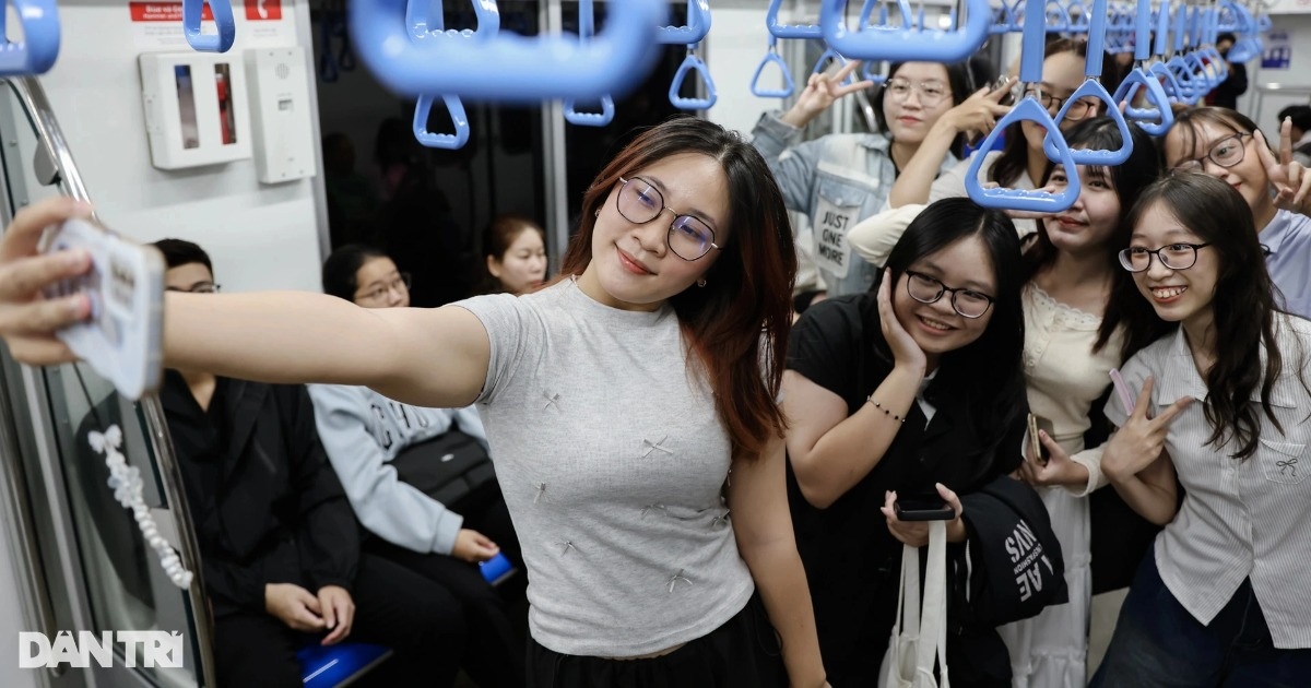 Nhân viên, sinh viên chọn metro để đi học, đi làm trong ngày đầu thu phí