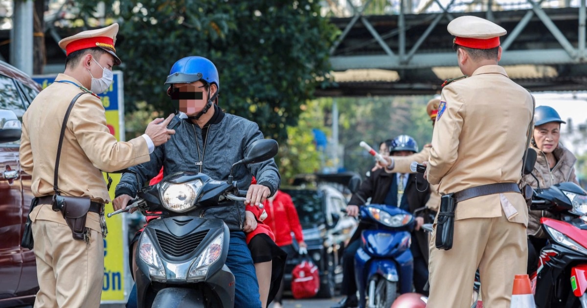 Nhiều tài xế bị CSGT xử lý vì uống rượu khi đi chúc Tết