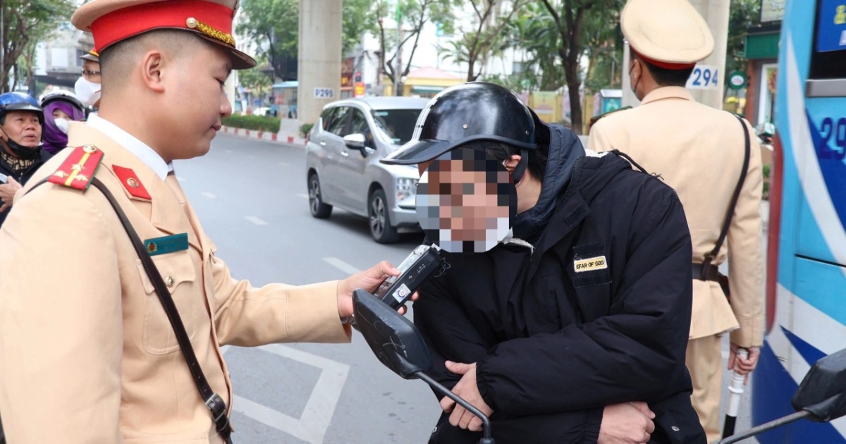 Nhiều tài xế dính án phạt vì uống bia rượu khi đi chúc Tết ngày mùng 1