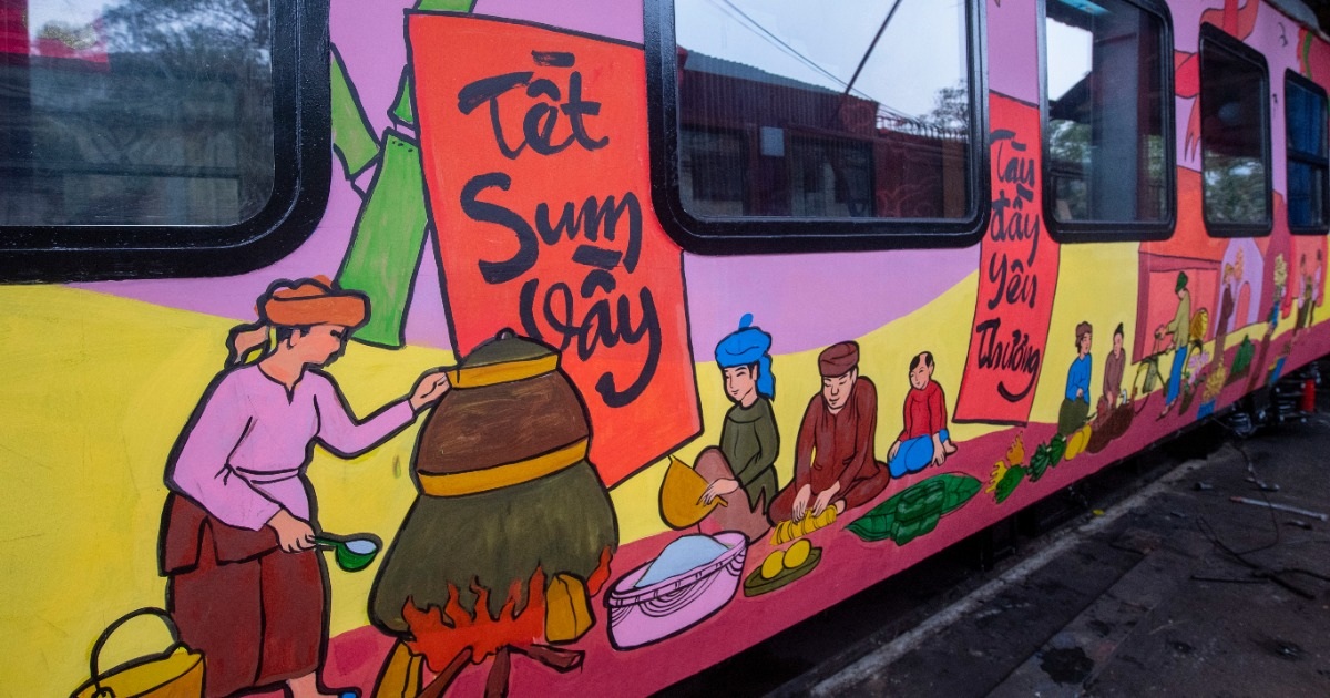 Những hình ảnh độc đáo trên "chuyến tàu Xuân" chạy xuyên giao thừa