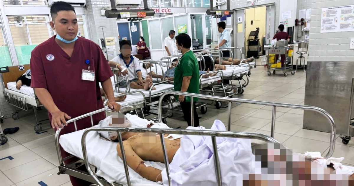 Những nỗi buồn đêm giao thừa: Cả nhà bỏ vé về quê; đón Tết trên... bàn mổ