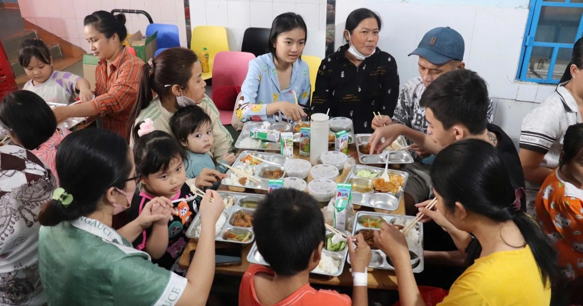 Những trẻ bệnh thận ăn "bữa cơm Tết" trong viện và nỗi niềm của phụ huynh