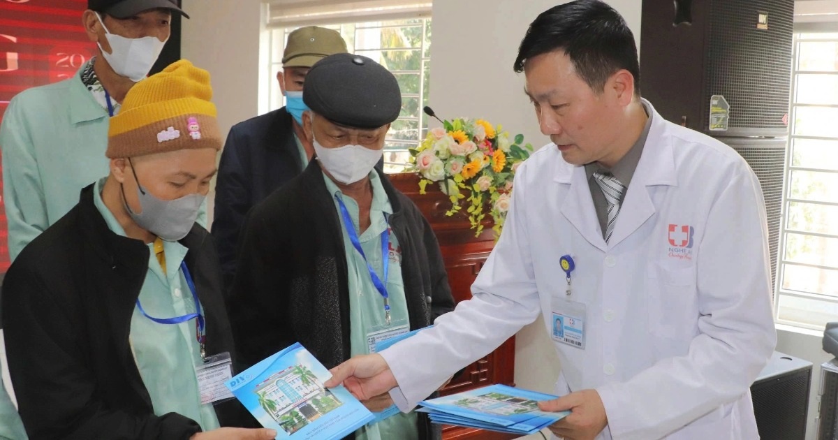 Nữ bệnh nhân ung thư bật khóc khi nhận quà Tết sớm