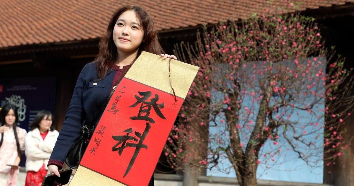 Nườm nượp người dân đổ về Văn Miếu xin chữ đầu xuân Ất Tỵ