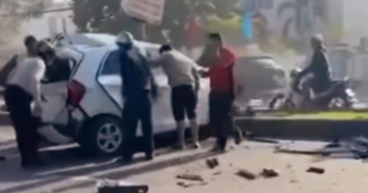 Ô tô bẹp dúm sau vụ va chạm trên quốc lộ