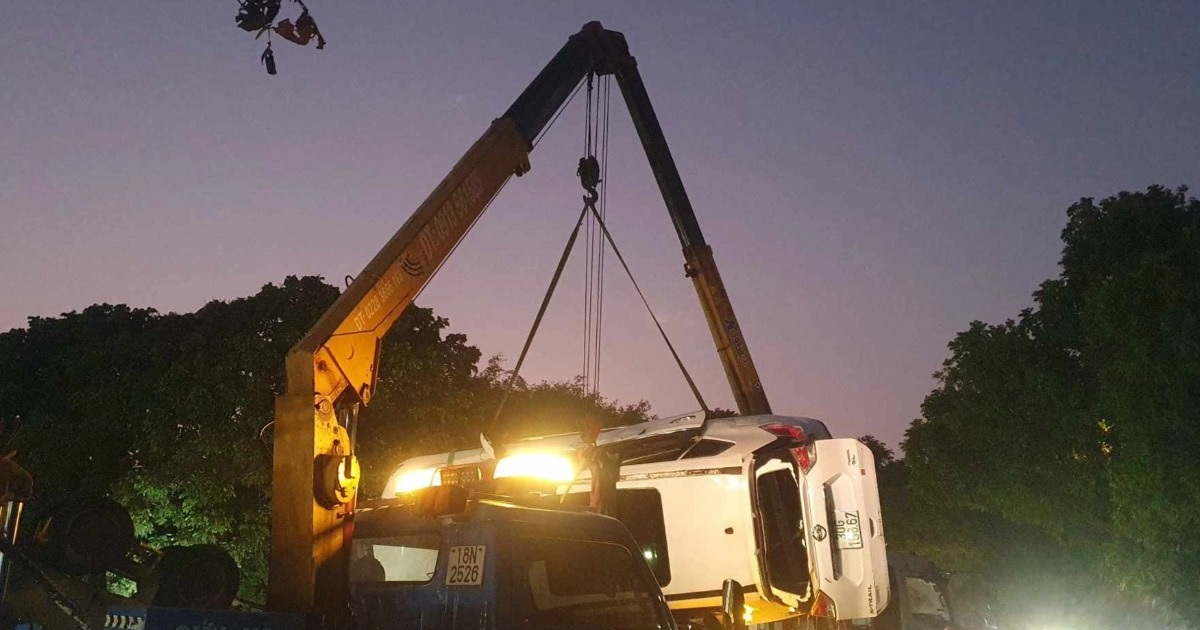 Ô tô lao xuống kênh ở Nam Định, 7 người tử vong