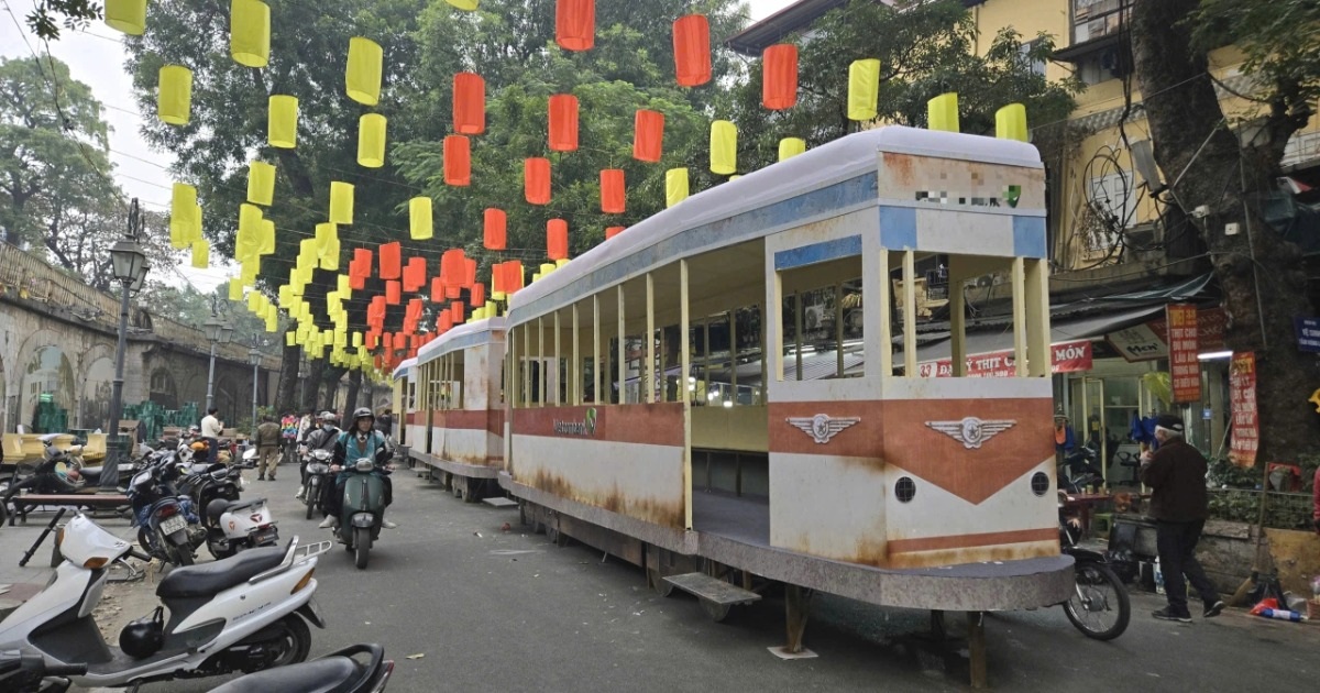 Phục dựng toa tàu điện cũ Hà Nội nhân dịp Tết tại phố Phùng Hưng