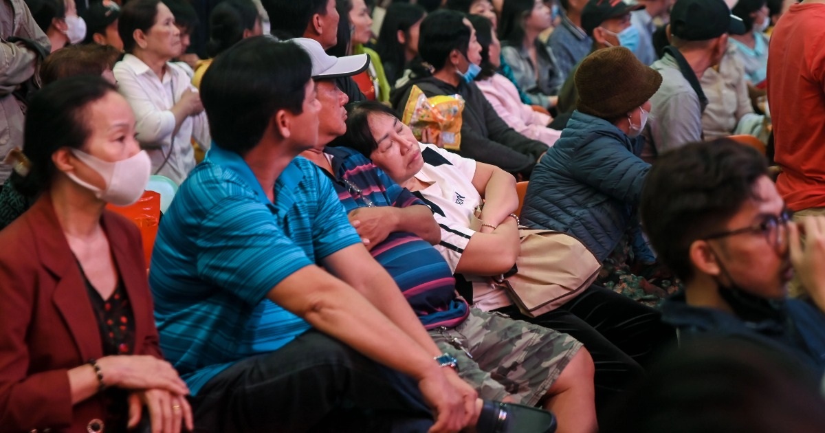 Sân bay Tân Sơn Nhất chật kín người khi kiều bào về nước ăn Tết