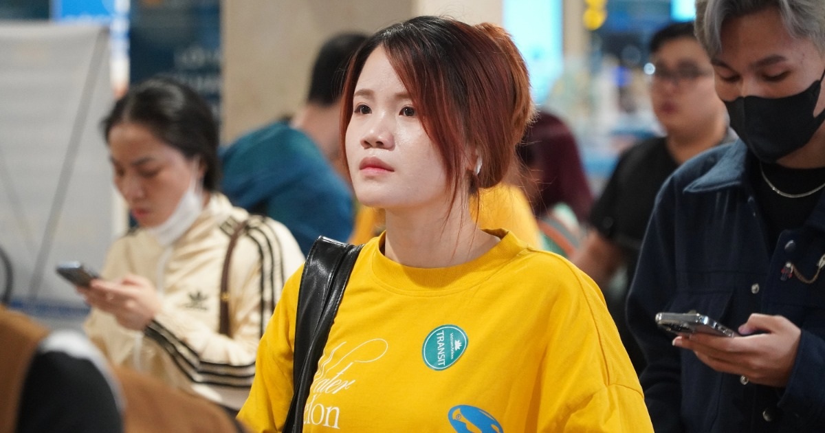 Sân bay Tân Sơn Nhất đông nghịt người về quê ăn Tết trong ngày ông Táo