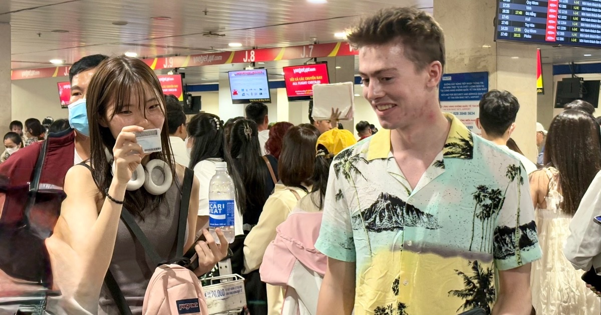 Sân bay Tân Sơn Nhất nhộn nhịp khách mùng 1 Tết Ất Tỵ