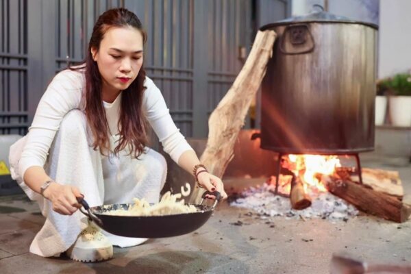 Sao Việt Đón Tết Ất Tỵ: Những Khoảnh Khắc Ấm Áp Bên Gia Đình Sao Việt đón Tết Ất Tỵ: Mỹ Tâm nấu mâm cỗ, Đàm Thu Trang sum vầy gia đình