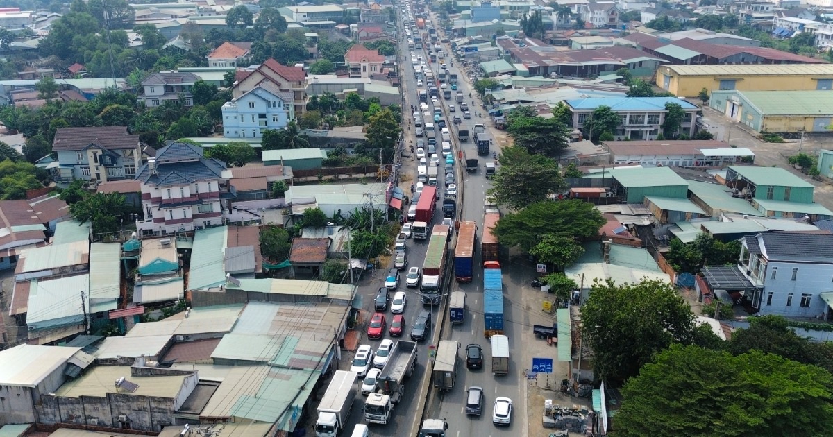 Tài xế mệt mỏi vì cửa ngõ Bình Dương ùn tắc từ sáng tới chiều
