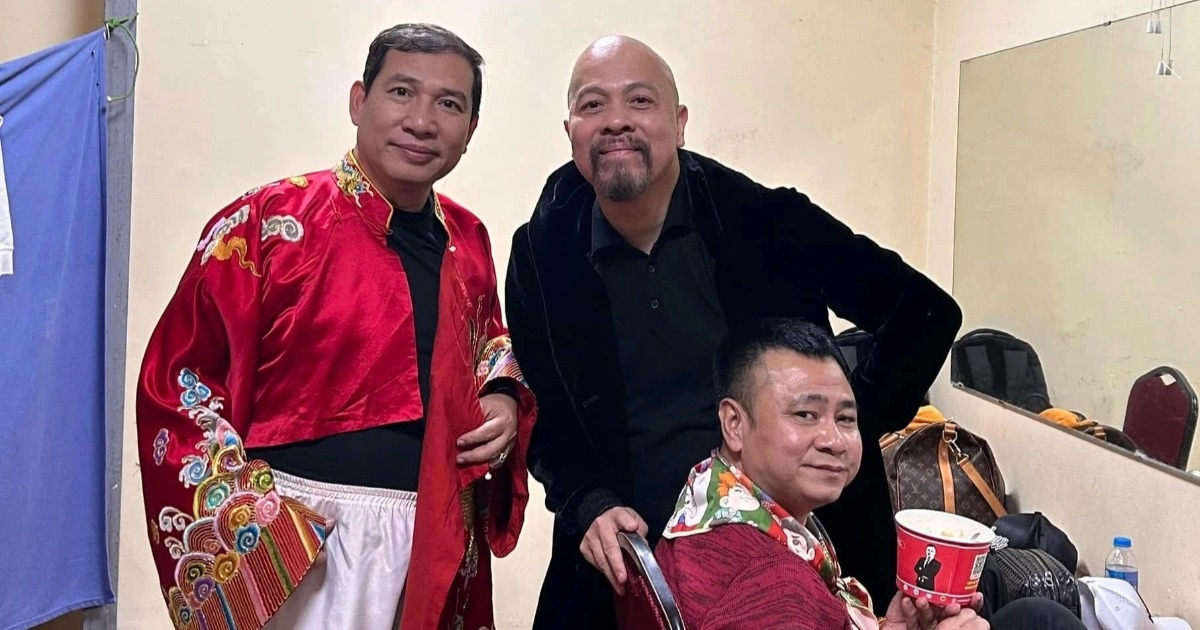 Táo quân 2025: NSND Tự Long ăn cơm hộp trước giờ diễn