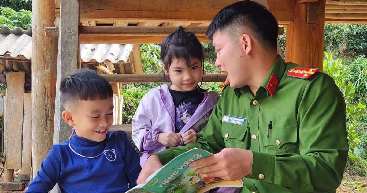 Tết mới của bé trai mất bố vì lũ dữ được Đại úy công an nhận làm con nuôi