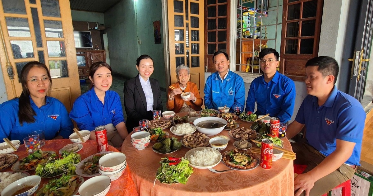 Thanh niên đi chợ, nấu cơm tất niên tri ân Mẹ Việt Nam anh hùng 100 tuổi