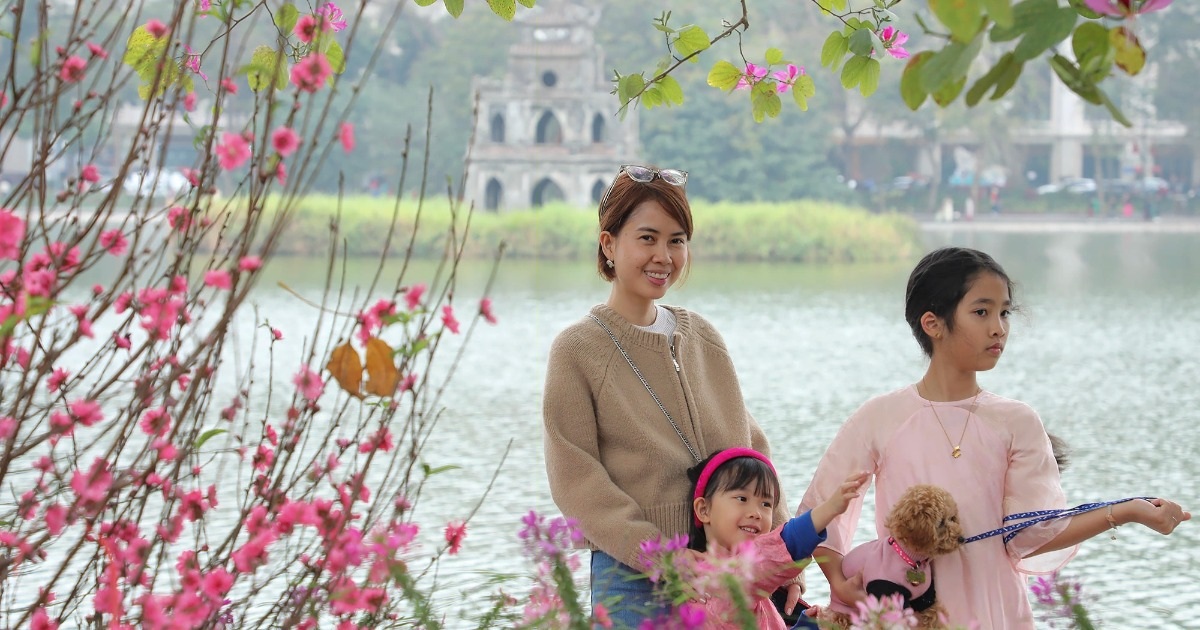 Thời tiết đẹp, người dân đổ ra đường du xuân Ất Tỵ