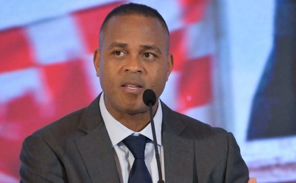 Tiết lộ mức lương của HLV Kluivert ở Indonesia: Thấp hơn Shin Tae Yong