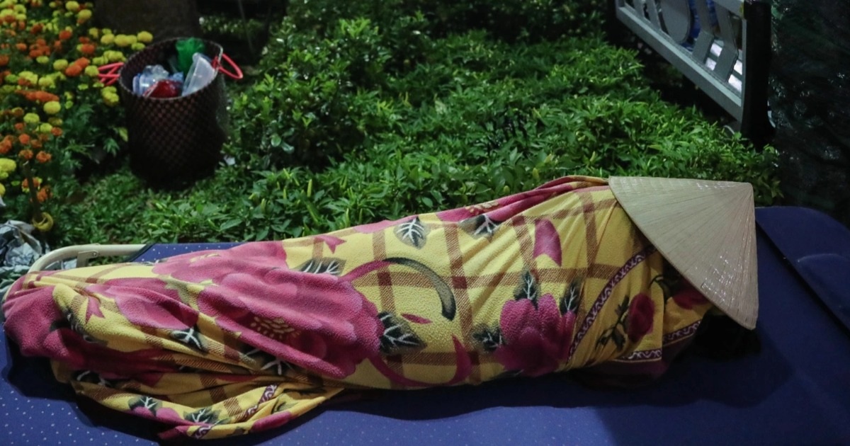 Tiểu thương co ro trong đêm lạnh, mong bán hết hoa để về nhà ăn Tết