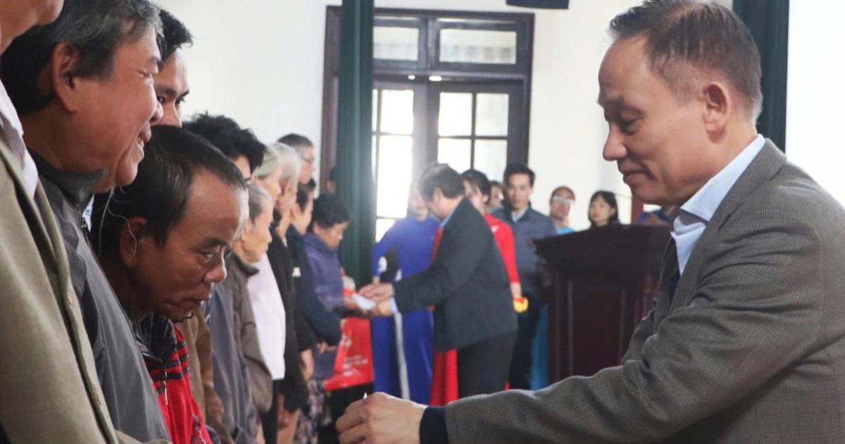 Trưởng Ban Đối ngoại Trung ương trao quà Tết đến người lao động tại Huế