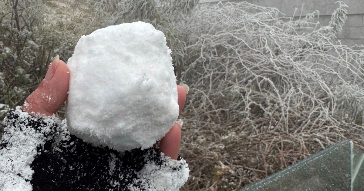 Tuyết rơi phủ trắng xóa đỉnh Fansipan