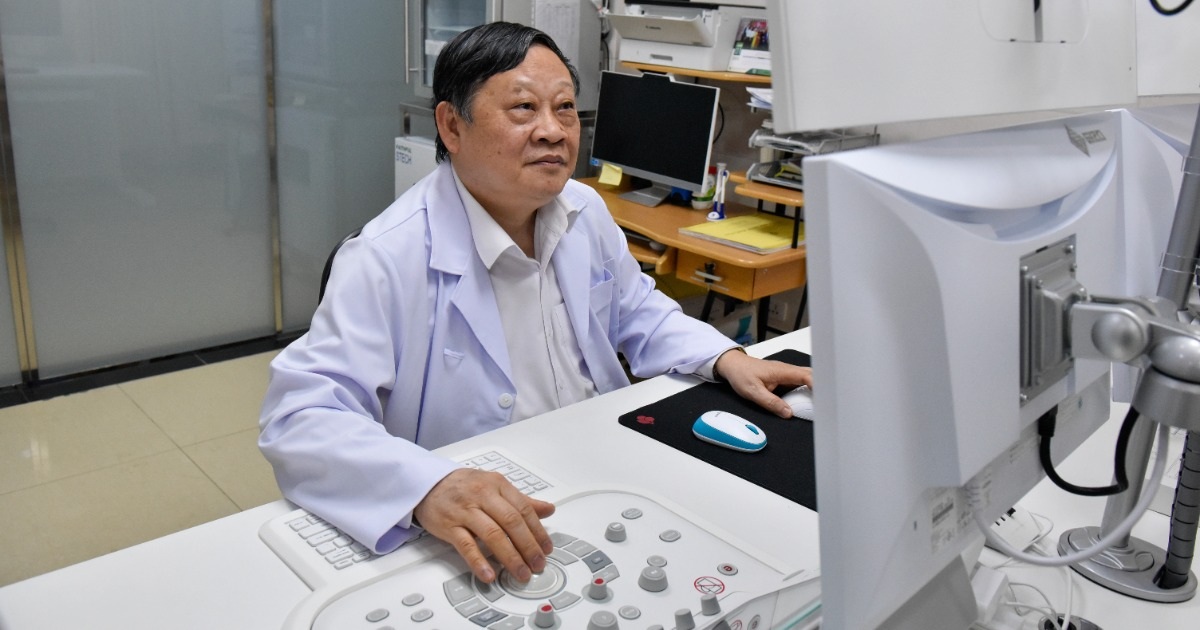 Vị giáo sư đi vay nợ để tìm cách trị khối u không dao kéo cho người Việt