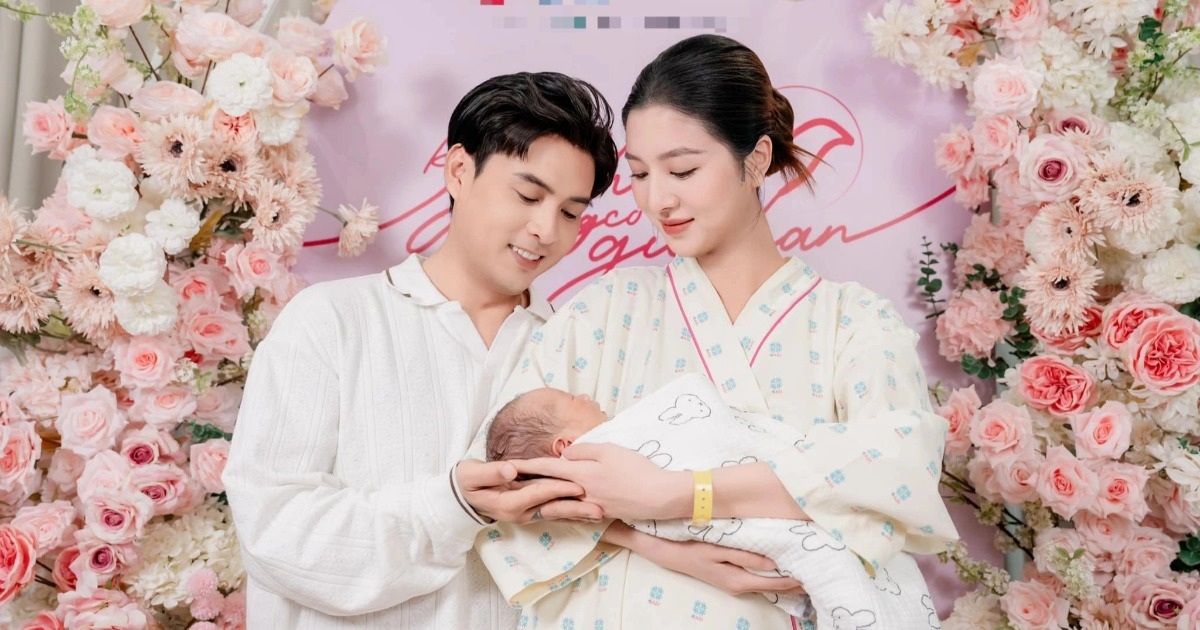 Vợ hot girl của Hồ Quang Hiếu sinh con trai đầu lòng