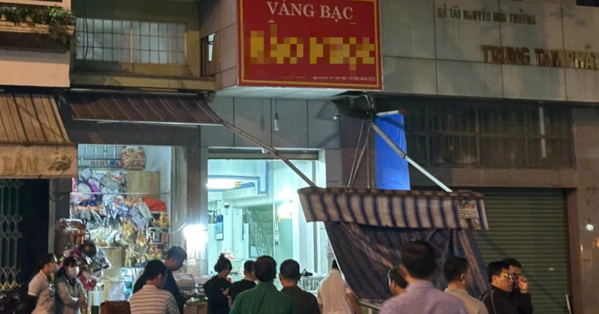 Vụ cầm dao xông vào tiệm vàng rồi rơi lầu tử vong: Âm tính với ma túy