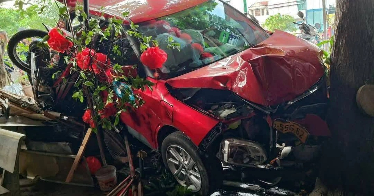 Xe taxi tông vào quán cà phê ở TPHCM, một người bị thương