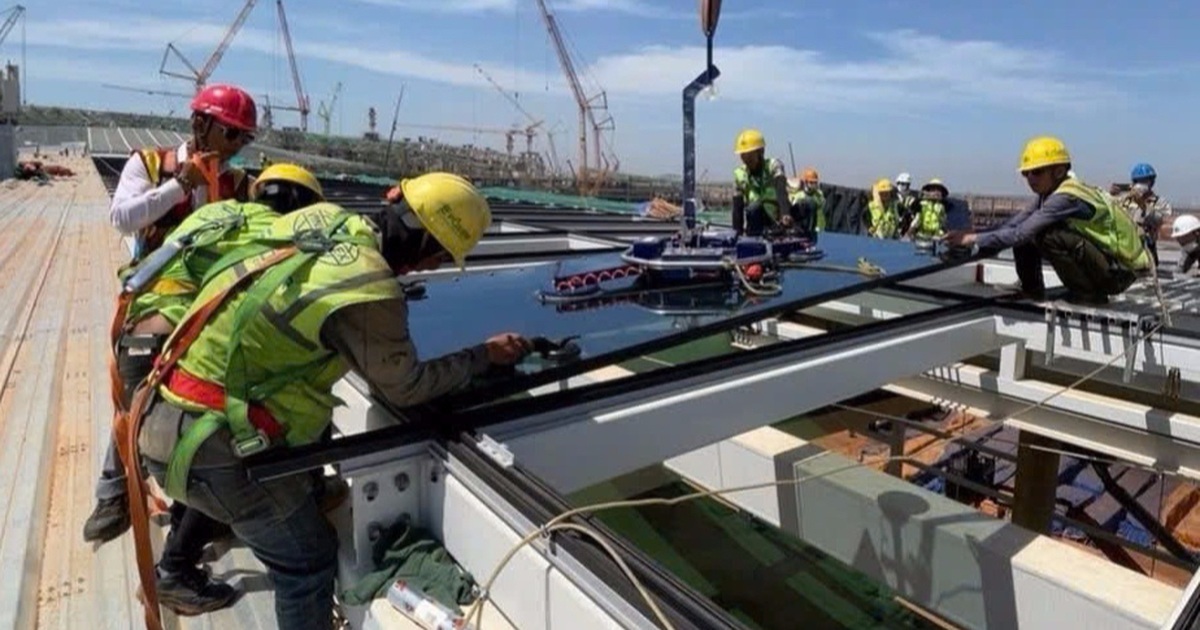 Tiến độ xây dựng Nhà ga hành khách Sân bay Long Thành đạt 35% Bắt đầu lắp kính nhà ga hành khách sân bay Long Thành
