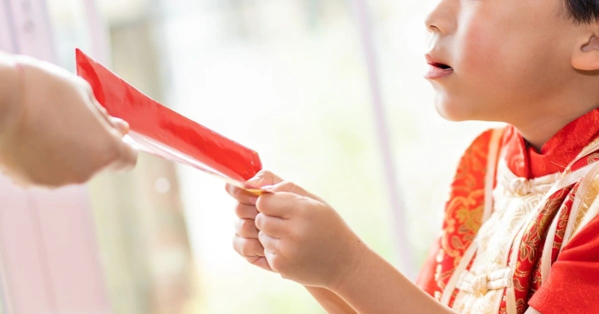 Bé trai gọi điện báo cảnh sát tố cáo “bố cướp tiền lì xì” ở Trung Quốc Bé trai gọi điện báo cảnh sát "kẻ xấu đang ở trong nhà cướp tiền lì xì"