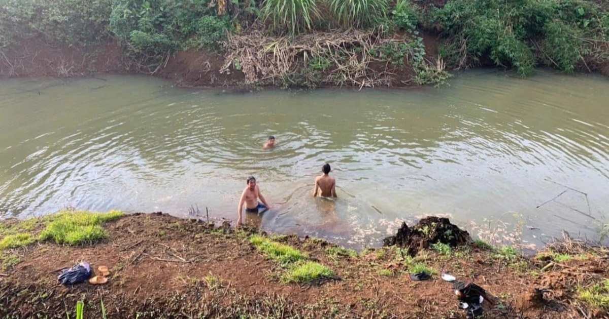 Bố mẹ gục ngã khi 2 con nhỏ tử vong dưới ao