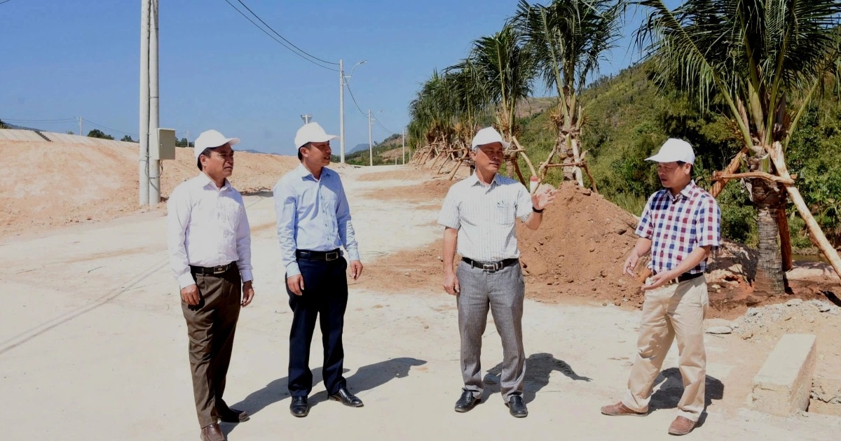 Cán bộ, giáo viên và doanh nghiệp ủng hộ hơn 120 triệu đồng giúp bà con vùng khó ở Kon Tum Cán bộ, giáo viên ủng hộ hơn 120 triệu đồng giúp bà con vùng khó ở Kon Tum