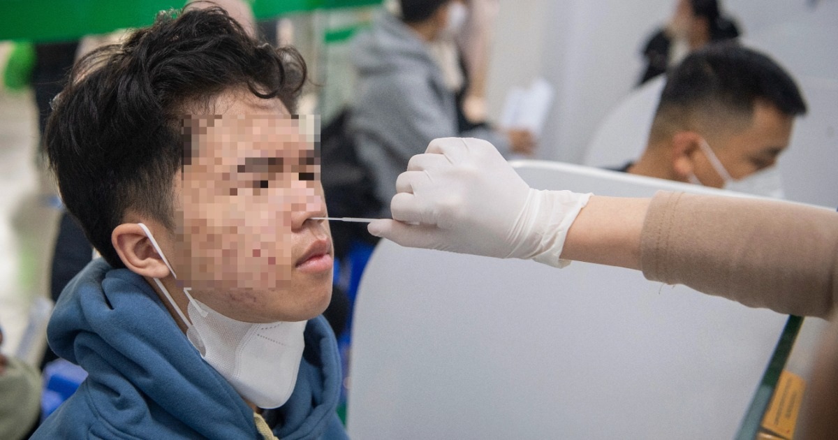 Covid-19 hiện nay: Nguy hiểm giảm, triệu chứng nhẹ như cảm cúm Covid-19 có còn nguy hiểm, triệu chứng khác cúm thế nào?