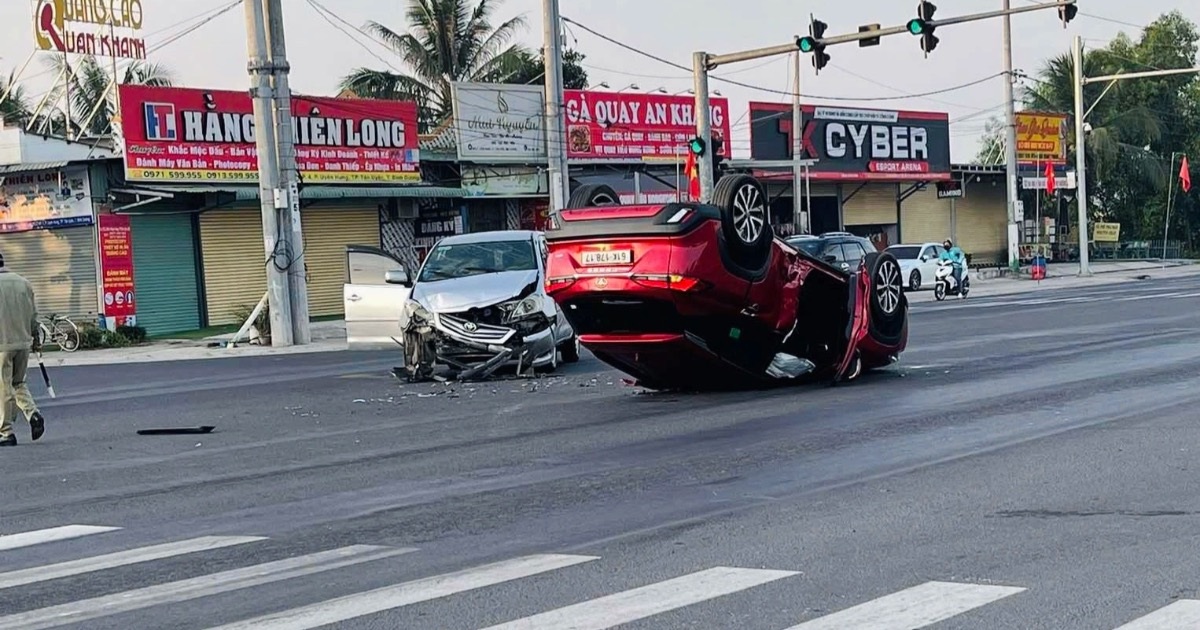 Đèn giao thông không sáng, ô tô tông nhau lật ngửa giữa ngã tư ở Bình Dương