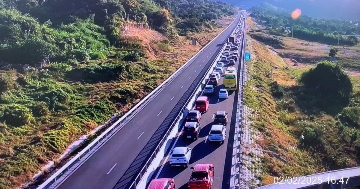 Đóng nhiều đoạn nút giao lên cao tốc, quốc lộ 1A qua Bình Thuận ùn tắc