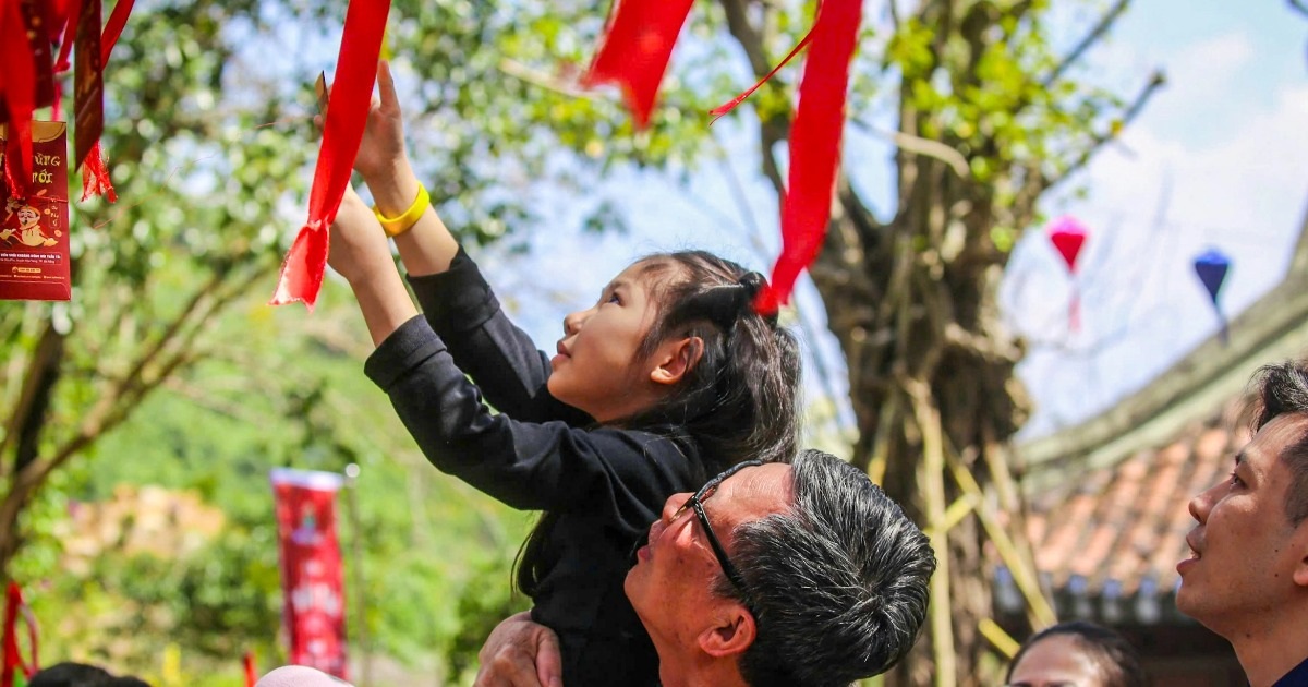 Du khách đến Đà Nẵng xin lộc thần tài trong ngày mùng 3 Tết