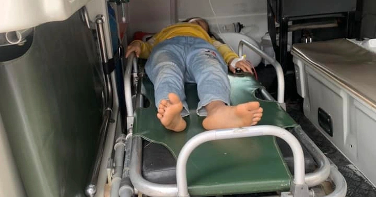 Hai chị em nguy kịch sau khi uống lọ dung dịch màu hồng vứt ngoài ruộng