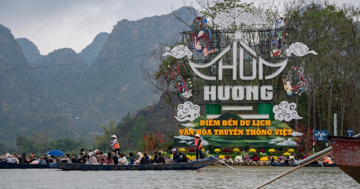 Hàng vạn du khách vãn cảnh chùa Hương trước ngày khai hội