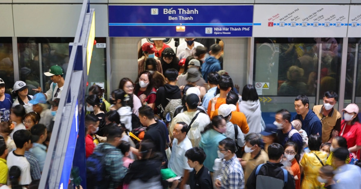 Hành khách chờ cả tiếng vẫn chưa lên được Metro số 1 mùng 4 Tết