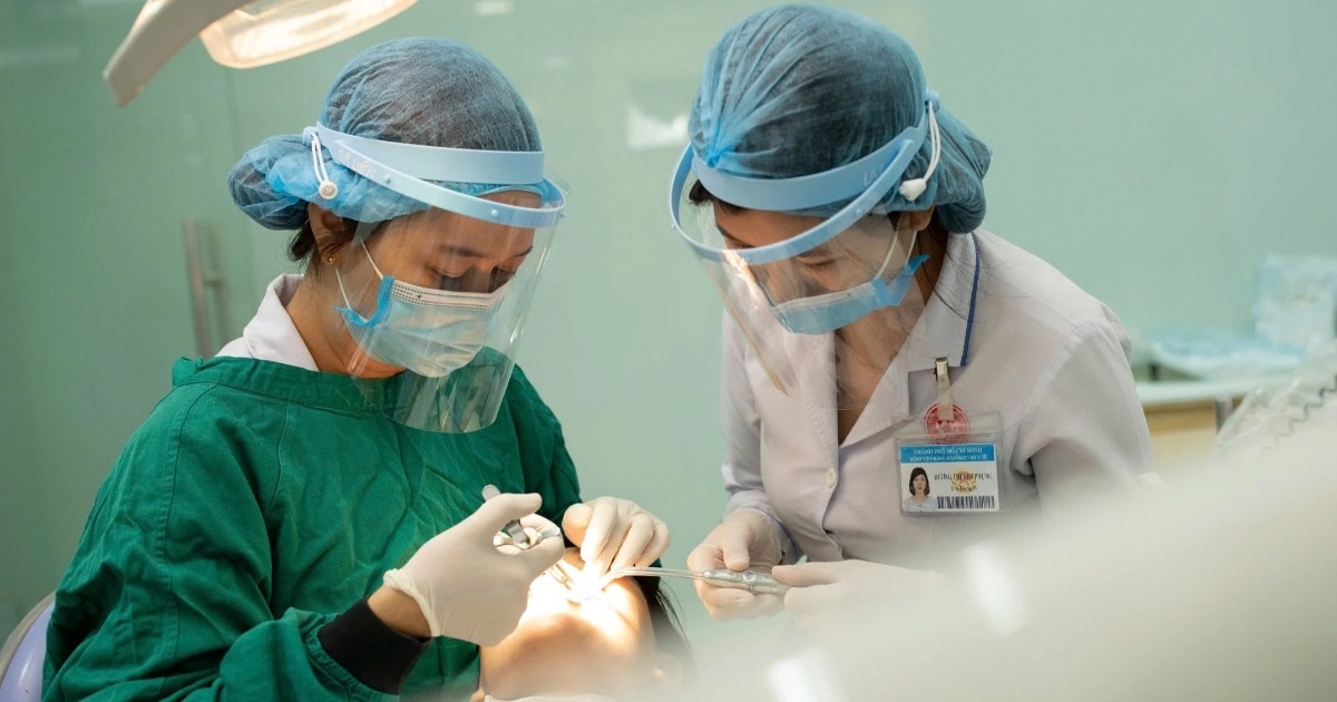 Mùa lễ Tết ăn uống liên miên, làm gì để không bị mẻ răng, viêm nướu?