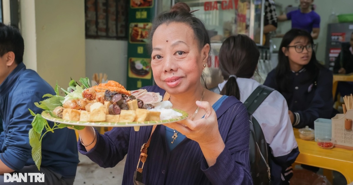 NSƯT Thu Hà: Mở quán bún đậu, phải… "trốn" vì người hâm mộ đến chụp hình