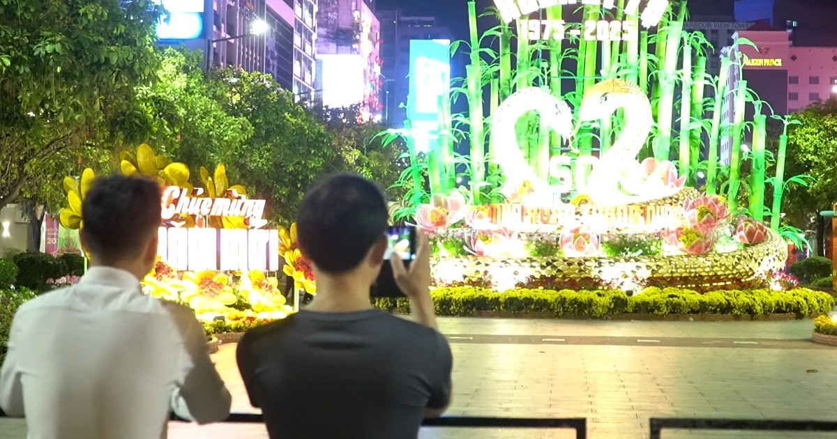 Người dân TPHCM tiếc nuối khi đường hoa Nguyễn Huệ bị tháo dỡ