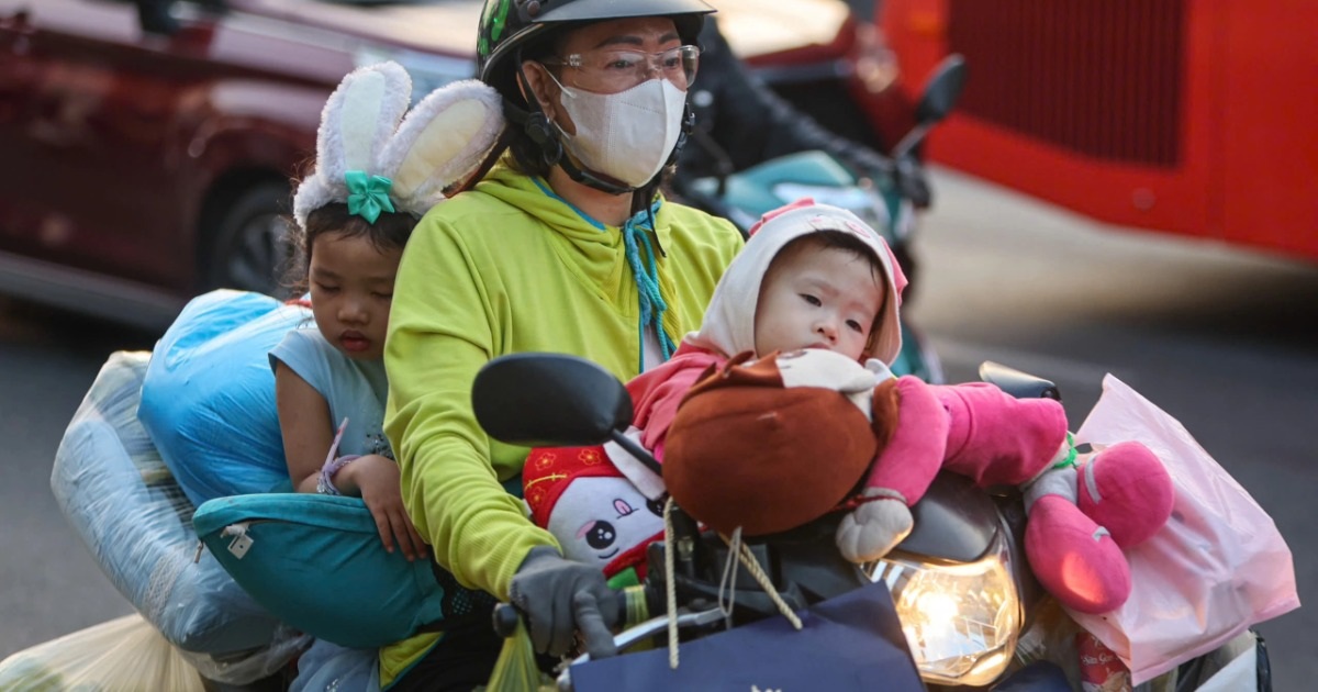 Người dân đợi hơn 5 tiếng vẫn chưa qua được phà Cát Lái để trở lại TPHCM