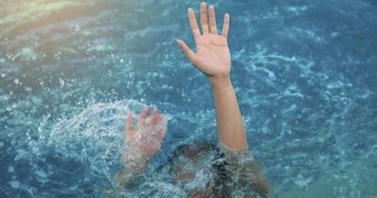 Người đàn ông bơi ra giữa sông cứu một phụ nữ nhảy cầu