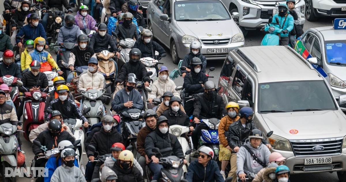 Người dân ùn ùn trở lại Hà Nội, nhiều tuyến đường cửa ngõ kẹt cứng