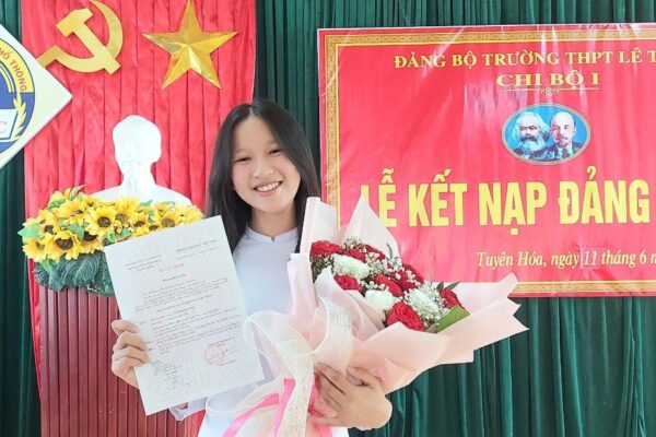 Pride of Young Party Members Initiated While in School Niềm tự hào của những "hạt giống đỏ" được gieo mầm trên ghế nhà trường