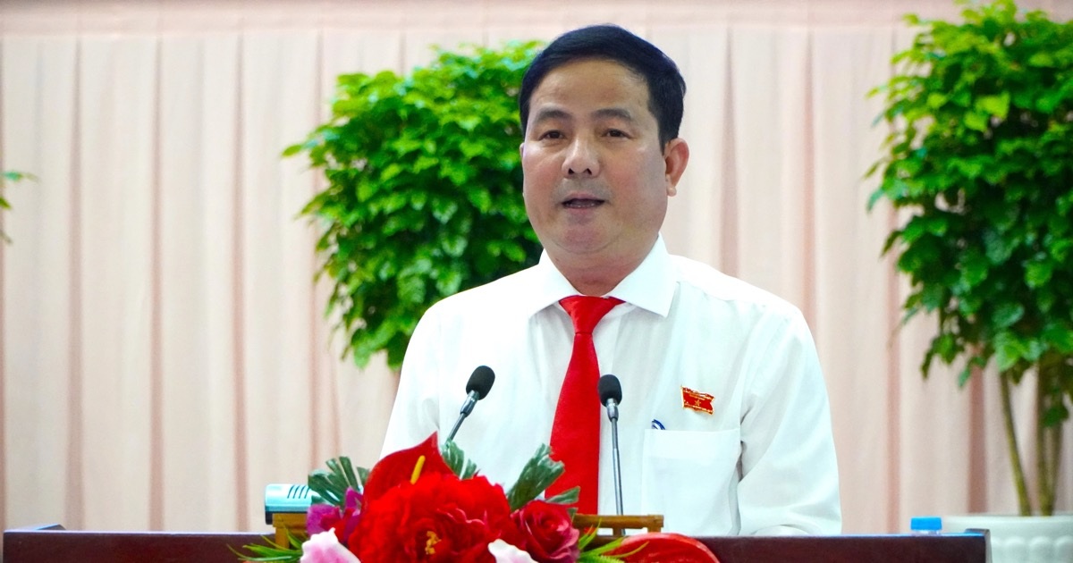 منح السيد ترần فان خuyến لقب رئيس مجلس نواب الشعب لمحافظة هاو غيانغ Ông Trần Văn Huyến làm Chủ tịch UBND tỉnh Hậu Giang